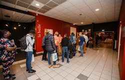 File d'attente devant la salle des entretiens