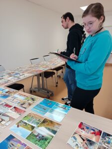 deux étudiants choisissent des planches de l'explorama