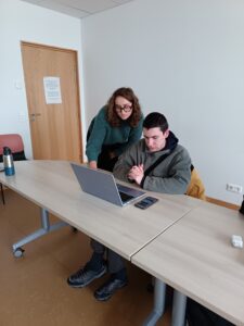 Gabrielle expliquant quelque chose sur l'ordinateur de Thomas pour parcoursup